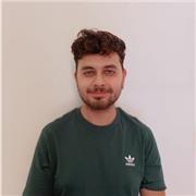 Studente di filologia moderna impartisce lezioni di letteratura e latino